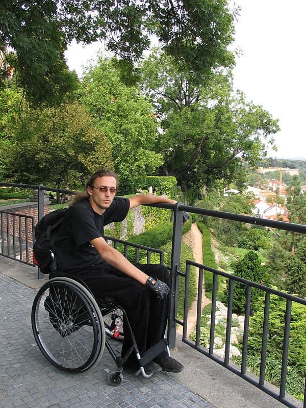 Artur Jurek na wózku na moście w parku