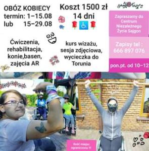 W górnej częsci zdjęcia opis obozu: terminy, aktywności i koszt. Na dole wizerunki uczestniczek obozu - z lewej strony kobieta z tatuażem w kształcie motyla na ramieniu prezentująca napięte muskuły; z prawej strony kobieta siedząca na wózku w maseczce ochronnej i okularach słonecznych trzymająca  w dłoniach ponad głową kij tak jakby dźwigała sztangę.