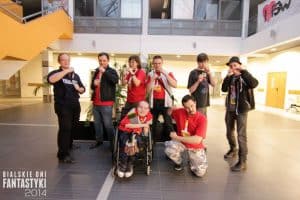 Grupa ludzi pozuje do zdjęcia, w środku z przodu, na wóku Paweł Iwaniuk