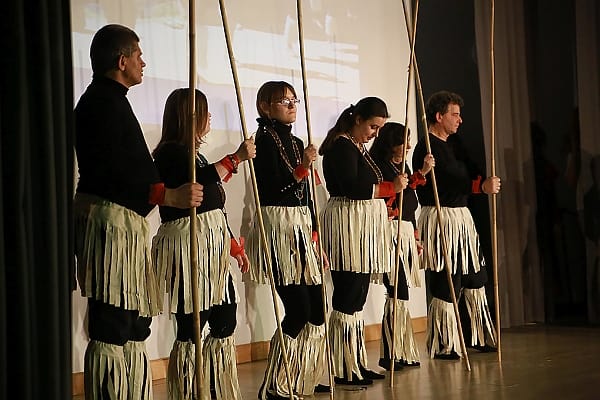 występy artystyczne do piosenek “Tanganika” i “O Masaja”. Grupa ludzi poprzebierana w czarne stroje z kieckami z traw i z dzidami.