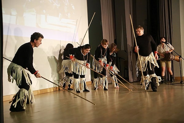 występy artystyczne do piosenek “Tanganika” i “O Masaja”. Grupa ludzi poprzebierana w czarne stroje z kieckami z traw i z dzidami.