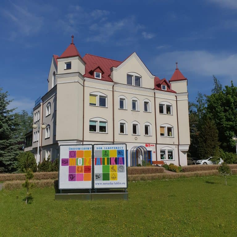 Budynek ŚDS Mozaika o wygladzie małego pałacu