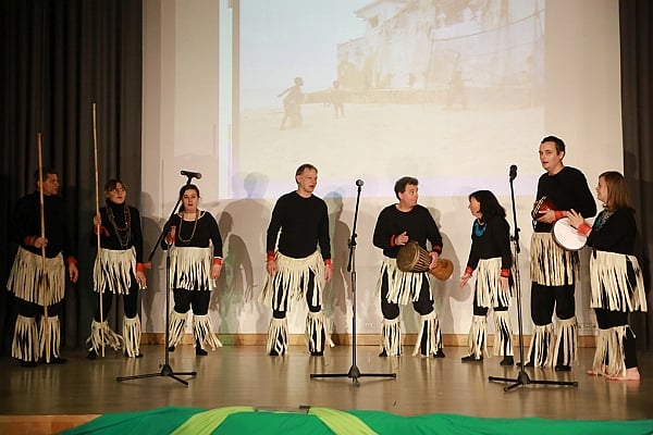 występy artystyczne do piosenek “Tanganika” i “O Masaja”. Grupa ludzi poprzebierana w czarne stroje z kieckami z traw i z dzidami.