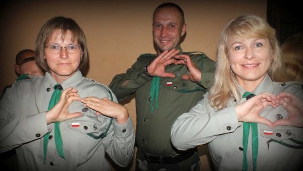 Trójka najstarszy druzynowych 34 Drużyna Harcerska Nieprzetartego Szlaku „Warsztaciaki” robi dłońmi serduszka na swych piersiach .