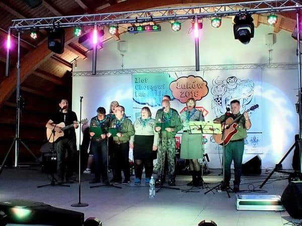 34 Drużyna Harcerska Nieprzetartego Szlaku „Warsztaciaki” podczas swojego występu scenicznego.