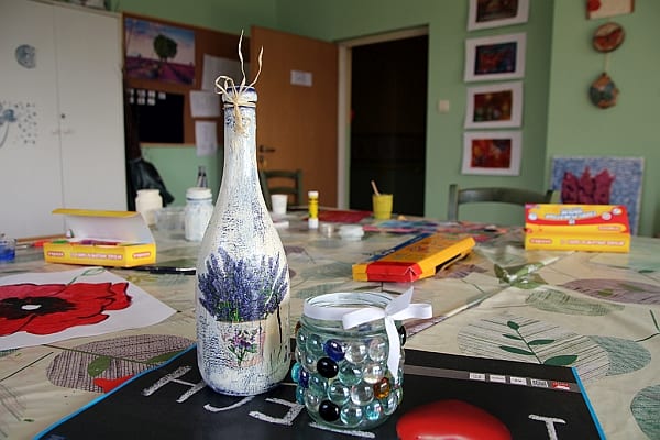 Dekorowana butelka i słoik.