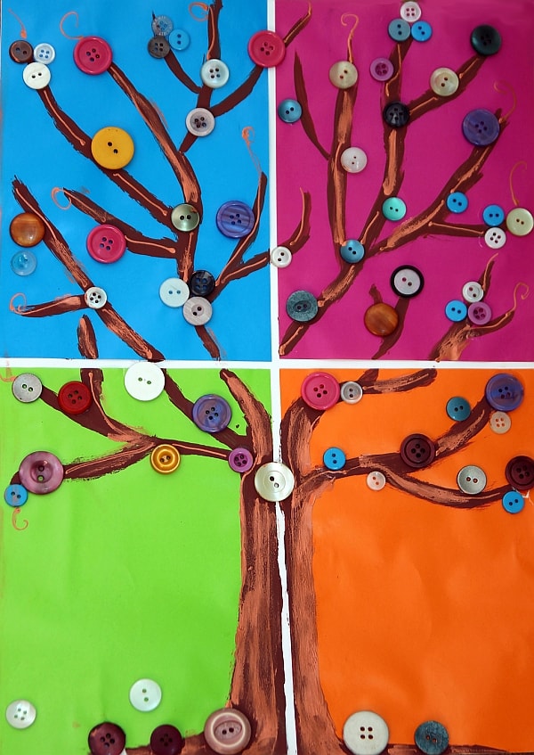 Obraz podzielony na cztery części. KAżdy fragment w innym kolorze. Od lewej do prawej idąc - tło niebieskie, różowe, zielone, pomarańczowy. NA tym tle we wszytskich ćwiartkach drzewo i gałęzie. Jako liście stanowią guziki.