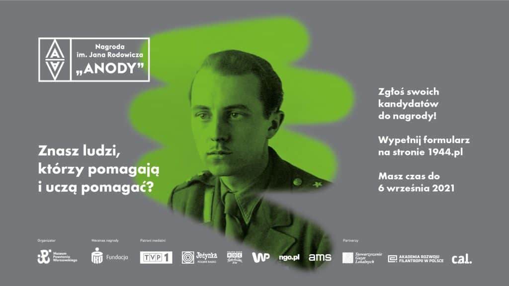 Baner z tekstem na szarym tle: Znasz ludzi, którzy pomagają i uczą pomagać? Zgłoś swoich kandydatów do nagrody! Wypełnij formularz na stronie 1944.pl Masz czas do 6 września 2021. Na środku fotografia czarno-biała fotografia młodego żołnierza. Poniżej belka z logotypami