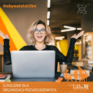 Kobieta uśmiecha się trzyma ręce do góry, przed nią stoi laptop, na dole napis szkolenie dla organizacji pozarządowych. W prawym dolnym rogu logo Lublina Miasta Inspiracji