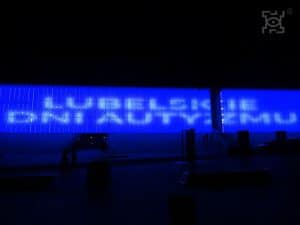 Fasada z niebieską illuminacją: Lubelskie Dni Autyzmu. W prawym górnym rogu logo Lublina - miasta inspiracji