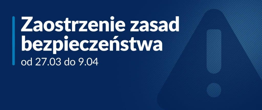 Granatowe tło i biały napis: Zaostrzenie zasad bezpieczeństwa od 27.03 do 9.04. Na tle znak: trójkąt z wykrzyknikiem w środku