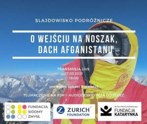 Łukasz stoi na szczycie góry Noszak. Na tle zdjęcia napis: Slajdowisko podróżnicze: O wejściu na Noszak, dach Afganistanu. Transmisja live 17 marca, prelegent Łukasz Kocewiak. Tłumaczenie na PJM i AD - Fundacja Siódmy Zmysł, Fundacja Katarynka i Z Zurich Foundation.