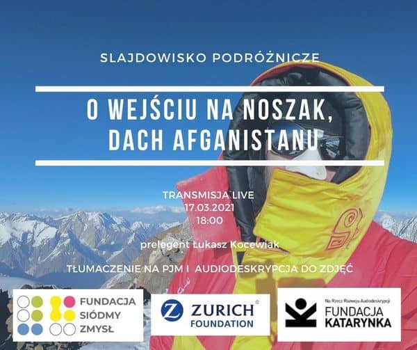 Łukasz stoi na szczycie góry Noszak. Na tle zdjęcia napis: Slajdowisko podróżnicze: O wejściu na Noszak, dach Afganistanu. Transmisja live 17 marca, prelegent Łukasz Kocewiak. Tłumaczenie na PJM i AD - Fundacja Siódmy Zmysł, Fundacja Katarynka i Z Zurich Foundation.