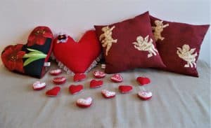 Na zdjęciu poduszki tradycyjne z motywem amorka oraz w kształcie serca