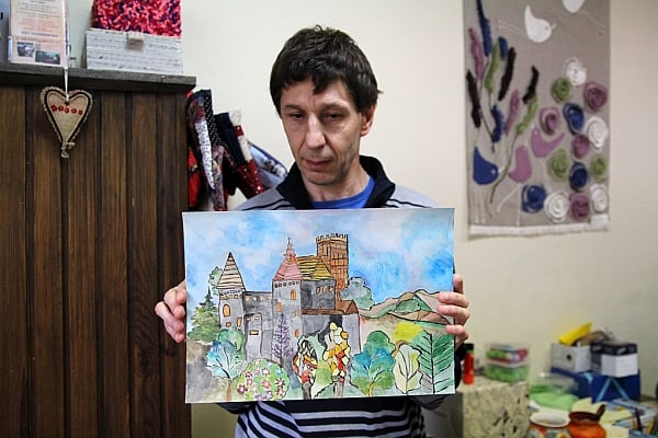 Jarosław-Chys prezentujący jedno ze swoich dzieł.