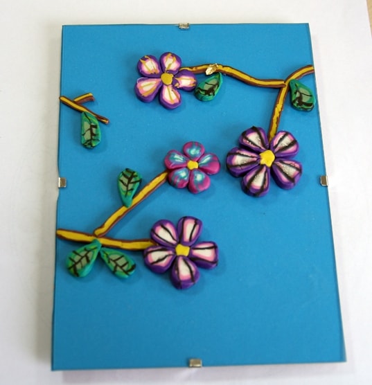 Kwiaty wypukłe z masy plastycznej.