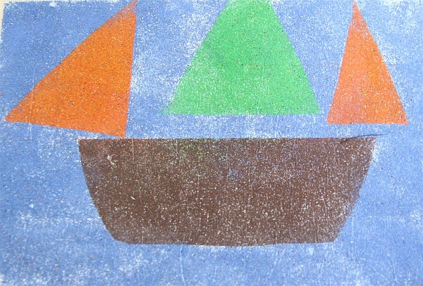 Łódka z trzema żaglami pomarańczowo zielonymi. Rysunek brokatowy?