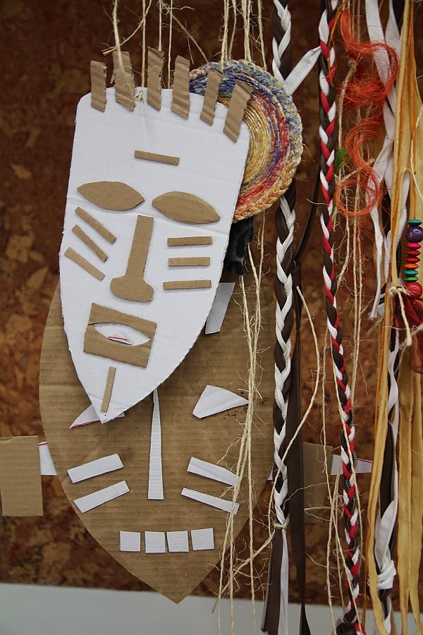 Makrama “Kolorowe Marzenia”, wśród nich wykonane z tektury afrykańskie maski.