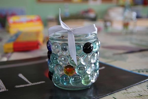 Słik udekorowany guzikami.