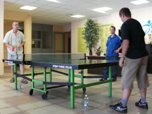 Mecz ping ponga miedzy zawodnikami