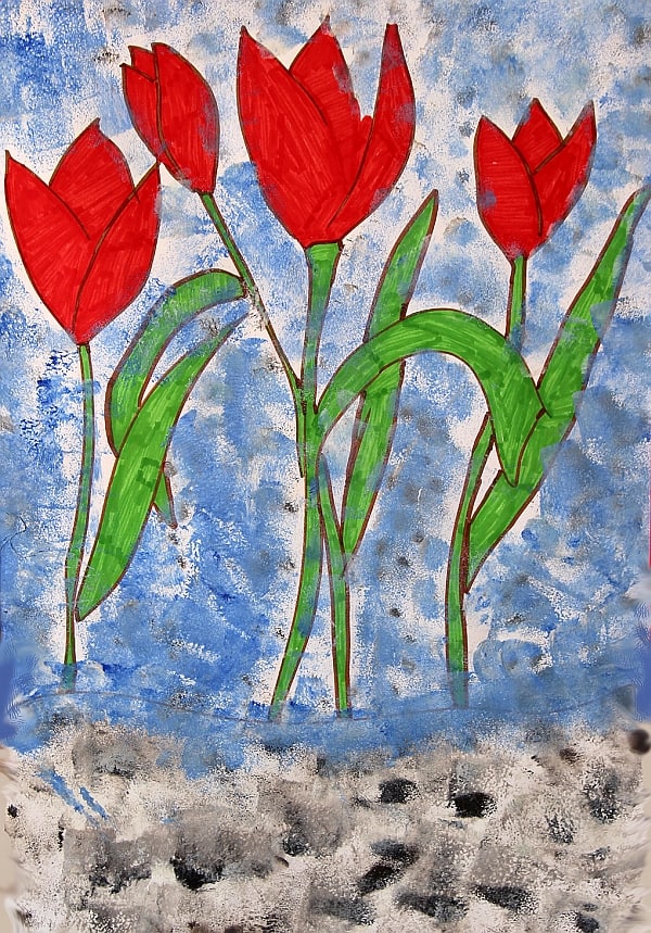 Tulipany na niebieskim tle.