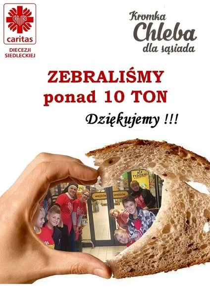 Na plakacie jest dłoń układająca się w kształt serca z kromką chleba. W środku serca są ludzie na tle wejścia do sklepu biedronka. Ludzie się uśmiechają.