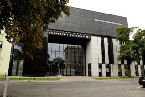 Nowoczesny budynek czarno-biały.