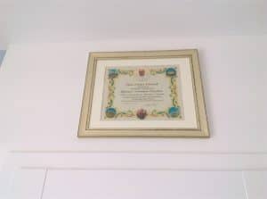 Na ścianie wisi obraz z dokumentem. Jest na nim wizerunek papieża Franciszka.