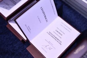 Otwarta legitymacja z napisem: Postanowieniem z dnia 5 listopada 2019 r. Pani ALina Ewa Jargieło odznaczona została MEDALEM SREBRNYM ZA DŁUGOLETNIĄ SŁUŻBĘ. Prezydent Rzeczypospolitej Polskiej Andrzej Duda.