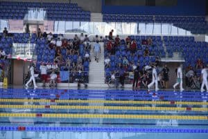 Basen wypełnia się kibicami.