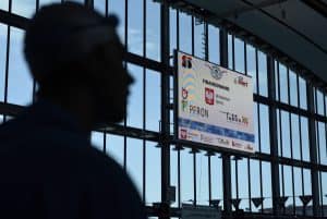 Tablica na basenie pokazuje prezentacje.