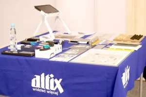 Stół firmy Altix na którym przedstawia się produkty dla niewidomych.