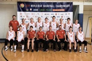 Reprezentacja koszykarek pozuje do zdjęcia