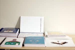 Na stole leży kilka książek dla dzieci.