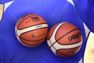 Na zdjęciu są piłki koszykowe. Są na niebieskim tle.