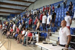 Osoby na trybunach stoją na baczność.