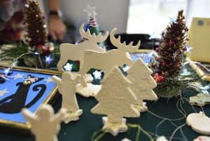 Figurki i rękodzieła są na stole. Wyroby manualne.