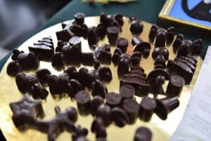 Czekoladki są na złotej tacy. Są różnych kształtów - aniołki, choinki i gwiazdki.