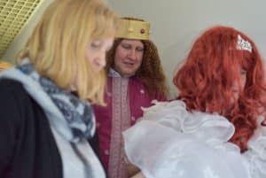 Mężczyzna przebrany za króla. Obok niego kobieta ubrana za księżniczkę.