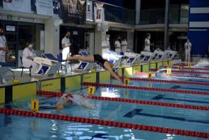 Zawodnicy biorą udział w zawodach. Jeden z nich skacze.