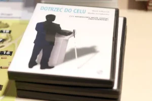 Płyty CD w opakowaniu pt. ” Dotrzeć do celu”.