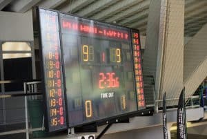 Tablica z wynikiem meczu.