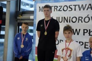 Chłopcy pozują do zdjęcia z medalami.