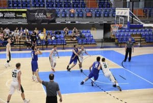 Mężczyźni grają na boisku.