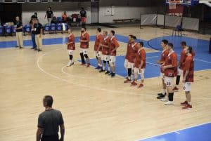 Sportowcy w czerwono-białym stroju stoją obok siebie.