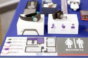 Różne urządzenia leżą na stole, w tym zegarki specjalistyczne.