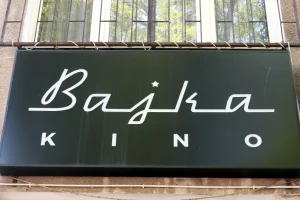 Prostokątny baner kina Bajka, białe litery na zielonym tle