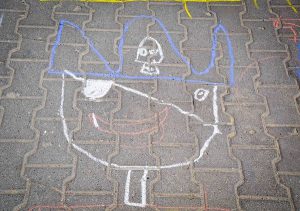 Na kostce brukowej znajduje się rysunek, przedstawia on głowę pirata. Postać ma przepaskę na lewym oku, usta oraz czapkę z symbolem czaszki.