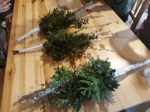 Na stole leżą trzy palmy wykonane m.in z baziami.