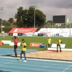 Zawodnik i technicy na stadionie.
